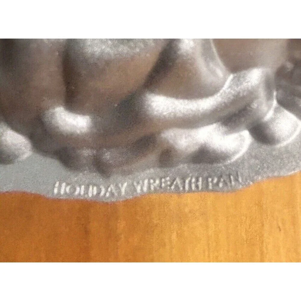 Nordic Ware Holiday Wreath Bundt Pan 9 Cup Capacity Nonstick Heavy Cast Aluminum